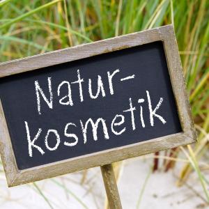 Naturkosmetik - die Kraft der Natur - der Traum einer eigenen Kosmetiklinie AdobeStock DOCRABEMedia