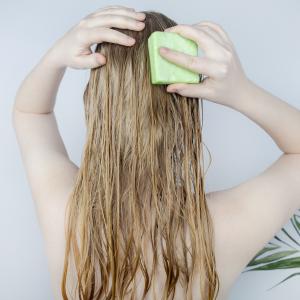 AdobeStock_Siniehina_Haarseife_Naturseife für die Haare - Haarseife Rezepte 