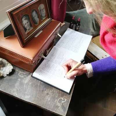 Mag. Sandra Stopar schreibt ins Gästebuch | Mount Vernon Mag. Sandra Stopar schreibt ins Gästebuch | Mount Vernon