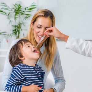 Verabreichung von Bachblüten an ein Kind