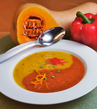 TCM Suppe im Teller mit Yin Yang Muster