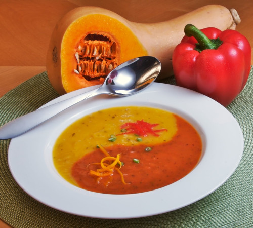 TCM Suppe im Teller mit Yin Yang Muster