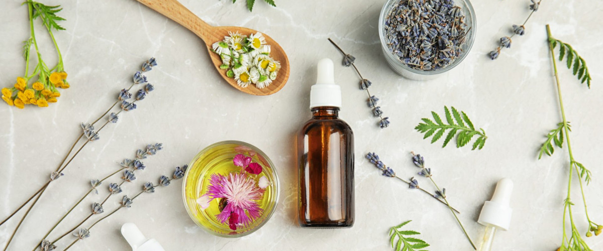 Aromatherapie, Kräuterkunde, Bachblüten und Heilpflangen - Am Bild siehst du Kräuter und Öle zur Aromaöl-Herstellung für Kosmetik und Haufpflege