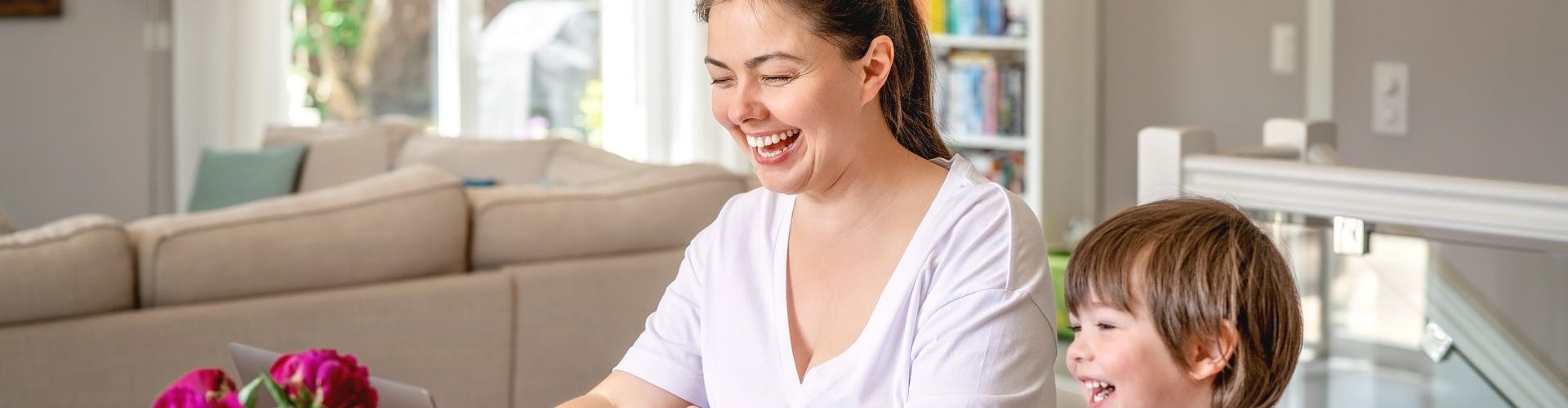 Mutter und Kind während Online Seminar