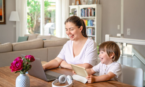 Mutter und Kind während Online Seminar