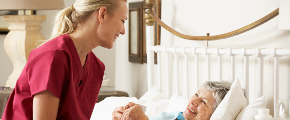 Pflegerin mit Patientin