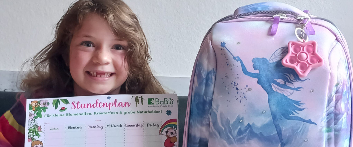 Nora glücklich mit mit BaBlümchen Stundenplan