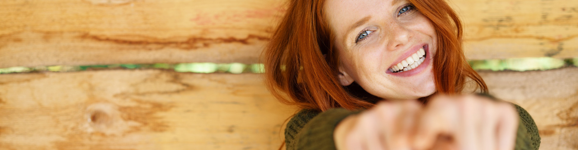 BaBlü® Frau hat große Freude, Teil der Community zu sein und zeigt auf dich, auch dabei zu sein.