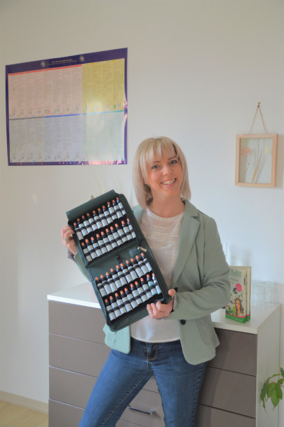 Bianca Kogler mit kompletter Bachblüten-Taschenapotheke Bianca Kogler mit kompletter Bachblüten-Taschenapotheke