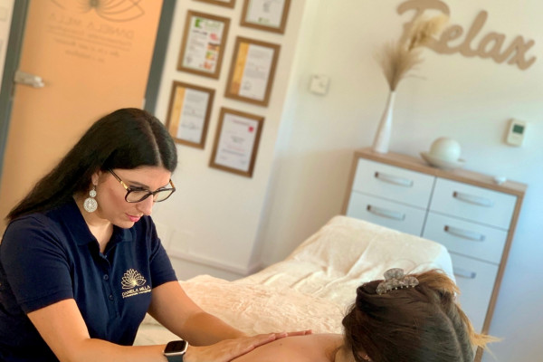 Daniela Milla - Aromapraxis Rhythmisches Körperbalancing Daniela Milla - Aromapraxis Rhythmisches Körperbalancing