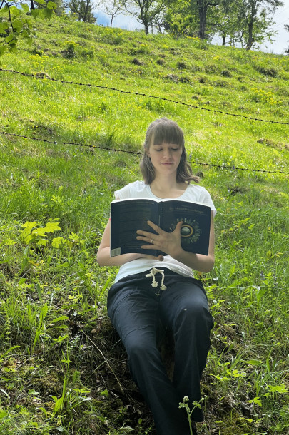 Stefanie Schaffler beim Lesen in der Natur Stefanie Schaffler beim Lesen in der Natur