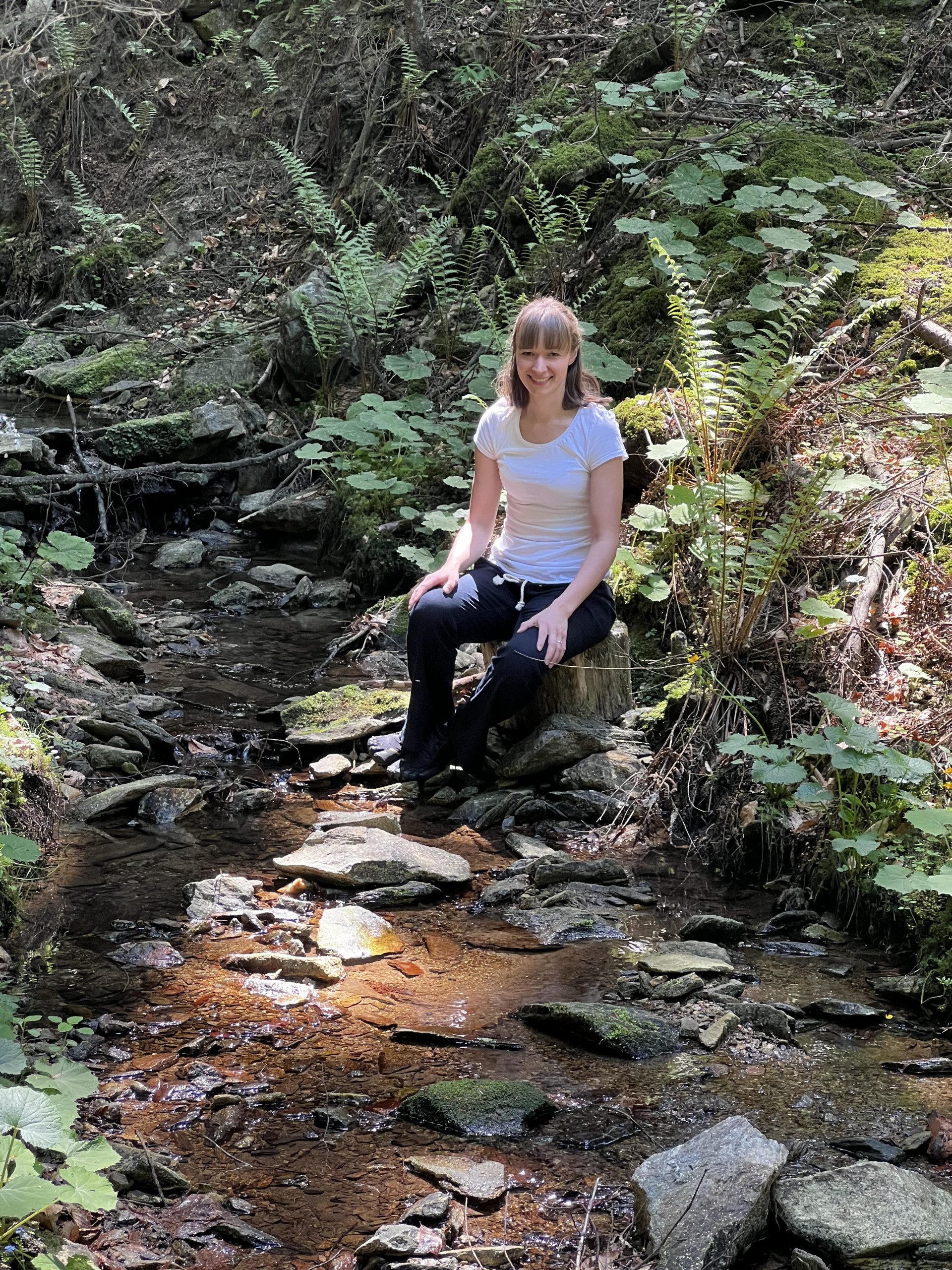 Stefanie Schaffler bei Quellwasser im Wald Stefanie Schaffler bei Quellwasser im Wald