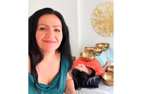 Sylvia Münzer - begeisterte Absolventin der Dipl. Klangmassage - Klangpunktur Praktiker/in Sylvia Münzer - begeisterte Absolventin der Dipl. Klangmassage - Klangpunktur Praktiker/in