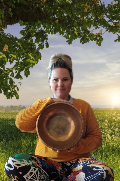 Tanja Huber mit großer Klangschale Tanja Huber mit großer Klangschale