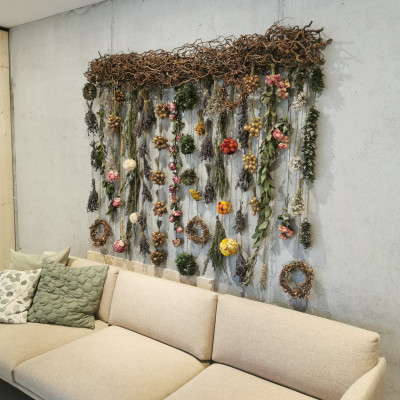 Wunderschöne Dekoration über Sofa bei feeling Wunderschöne Dekoration über Sofa bei feeling