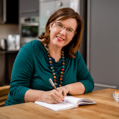 Motivationskarte | Claudia Nichterl - Akademie für Intergrative Ernährung Claudia Nichterl schreibend | Akademie für Intergrative Ernährung