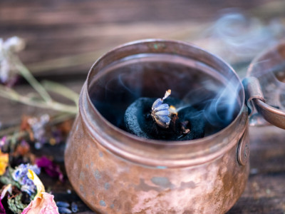 Mit Pflanzen räuchern in einem Räuchergefäß aus Kupfer