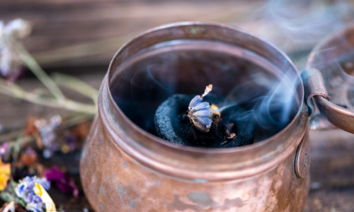 Mit Pflanzen räuchern in einem Räuchergefäß aus Kupfer