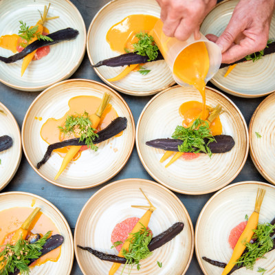 Foto von Zsolt Marton Anrichten der Speisen - Lehrgang Integrative Ernährung Tag 3 | Claudia Nichterl