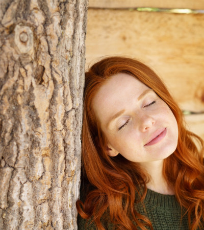Frau lehnt sich entspannt