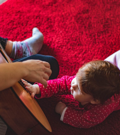 Klein Kind und Gitarre