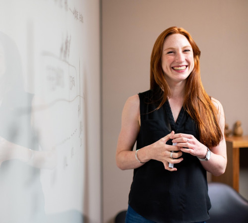 Frau Arbeit glücklich