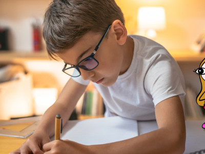 Kind beim Lernen zuhause – unterstützt mit ätherischen Ölen für Konzentration und Schulstart