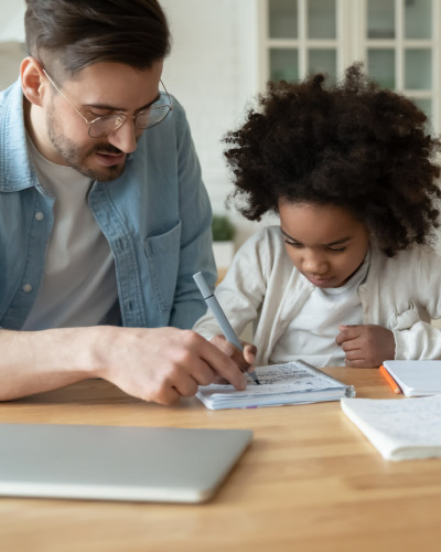 Vater lernt mit seiner Tochter – gemeinsame Lernzeit mit liebevoller Unterstützung und ätherischen Ölen für mehr Konzentration und innere Ruhe