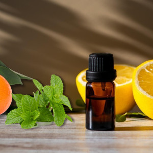 Aromatherapie im Sommer – Ätherische Öle für Hitze, Insekten & Reise Aromatherapie im Sommer: Ätherische Öle zur Erfrischung, Insektenabwehr und Entspannung