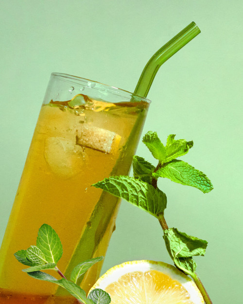 Pfefferminztee kalt serviert – belebend und erfrischend bei Sommerhitze