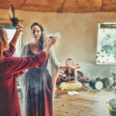 Magische Rituale Räuchern., Frau