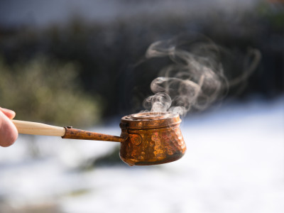 Weihrauch tritt beim Ausräuchern aus der Räucherpfanne