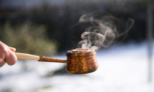 Weihrauch tritt beim Ausräuchern aus der Räucherpfanne