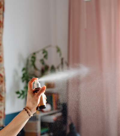 DIY-Weihnachtsduft-Raumspray mit Orange, Zirbe, Vanille und Nelke in brauner Sprühflasche – natürlicher Raumduft für Advent und Winter