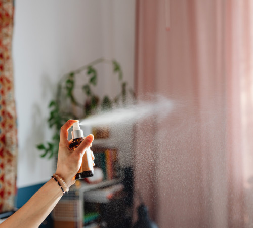 DIY-Weihnachtsduft-Raumspray mit Orange, Zirbe, Vanille und Nelke in brauner Sprühflasche – natürlicher Raumduft für Advent und Winter