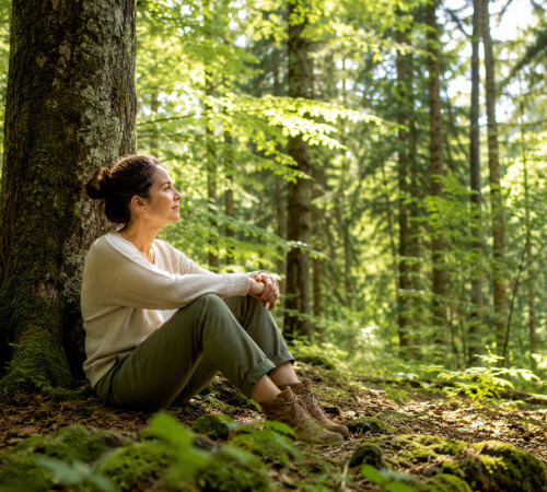 Achtsame Waldbaden-Übung unter einem Baum im Wald