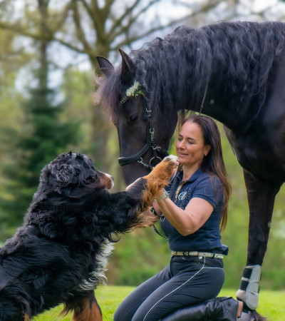 Frau im Kontakt mit Hund und Pferd – achtsamer Umgang, ruhige Körpersprache und bewusste Kommunikation mit Tieren.