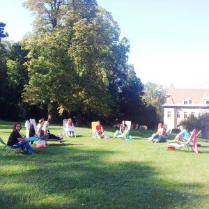 Bachblüten Unterricht bei Schönwetter im Freien