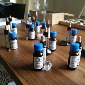 Bachbluten mit Edelsteinen und aetherischen Ölen Bachbluten mit Edelsteinen und aetherischen Ölen
