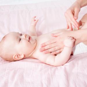 Aromapflege für Babys - Fotolia Armstrong Aromapflege für Babys - Fotolia Armstrong