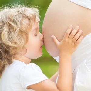 Kind und Mama mit Babybauch - Fotolia Sunny Studio