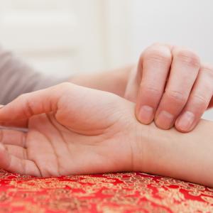 TCM Pulsdiagnostik - Einführung Bauchdiagnostik - AdobeStock Fabian TCM Pulsdiagnostik - Einführung Bauchdiagnostik - AdobeStock Fabian