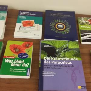 Ausbildung Kräuterpädadogik - Start Dipl. Kräuterfachfrau/mann Heilkräuterpädagogik Basislehrgang in Graz für Kräuterkunde, Heilpflanzen und altes Wissen Ausbildung Kräuterpädadogik - Start Dipl. Kräuterfachfrau/mann Heilkräuterpädagogik Basislehrgang in Graz für Kräuterkunde, Heilpflanzen und altes Wissen