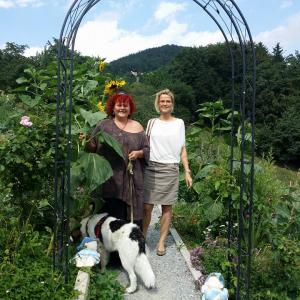 Kräuterwanderung und Besuch im Kräutergarten bei Brennesselhexe Gabriele - dort findet die Praxis der Kräuterausbildung statt Kräuterwanderung und Besuch im Kräutergarten bei Brennesselhexe Gabriele - dort findet die Praxis der Kräuterausbildung statt