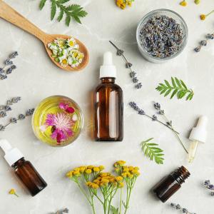 Ätherische Öle, Komplementäre Pflege, Öl, Blüten - AdobeStock New Africa Ätherische Öle, Komplementäre Pflege, Öl, Blüten - AdobeStock New Africa