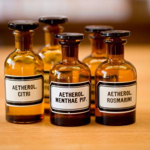 Ätherische Öle Ätherische Öle, Komplementäre Pflege - AdobeStock Monropic
