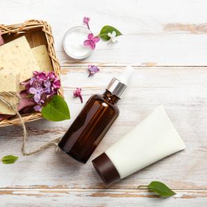 Aromapflege Ätherische Öle, Komplementäre Pflege - AdobeStock Olga Mishyna