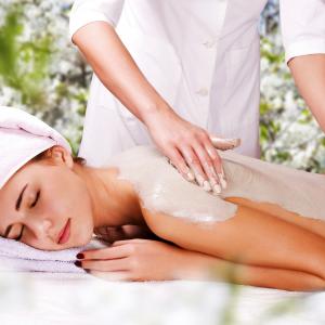 Naturkosmetik - im Kosmetikstudio - Kosmetikerinnen träumen auch von ihrer eigenen Kosmetiklinie Fotolia Naturkosmetik - im Kosmetikstudio - Kosmetikerinnen träumen auch von ihrer eigenen Kosmetiklinie Fotolia