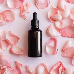 Flasche und Blütenblätter - Pexels Karolina Grabowska Flasche und Blütenblätter - Pexels Karolina Grabowska