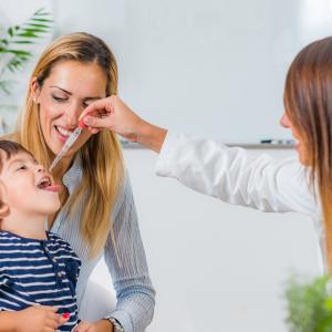 Verabreichung von Bachblüten an ein Kind - AdobeStock Microgen